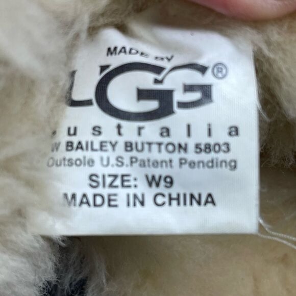 UGG Women’s Bailey Button, Women’s US 9, chestnut color, very good condition - Picture 10 of 13